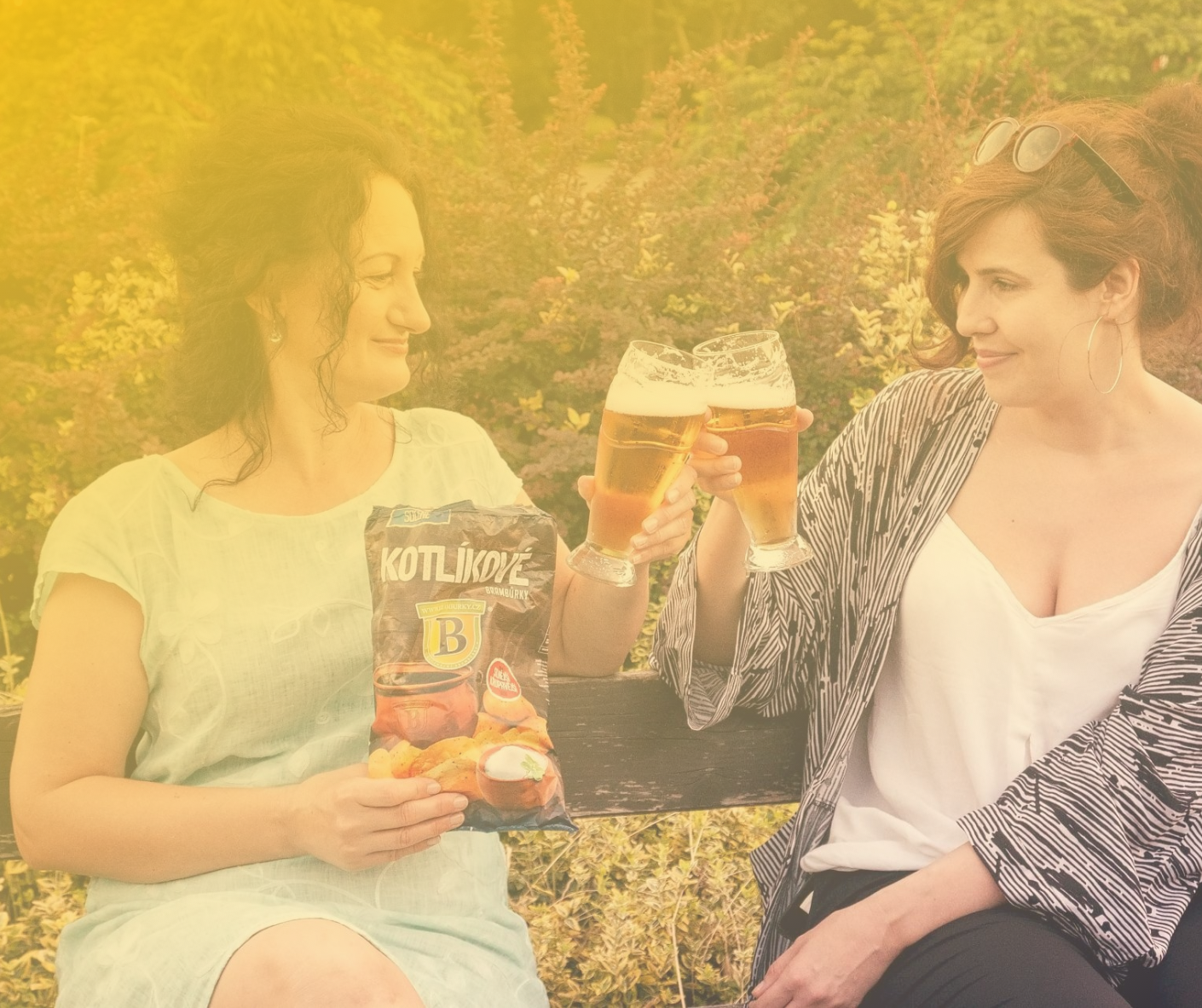 Ženy na pivě s kotlíkovými hospodskými brambůrky.