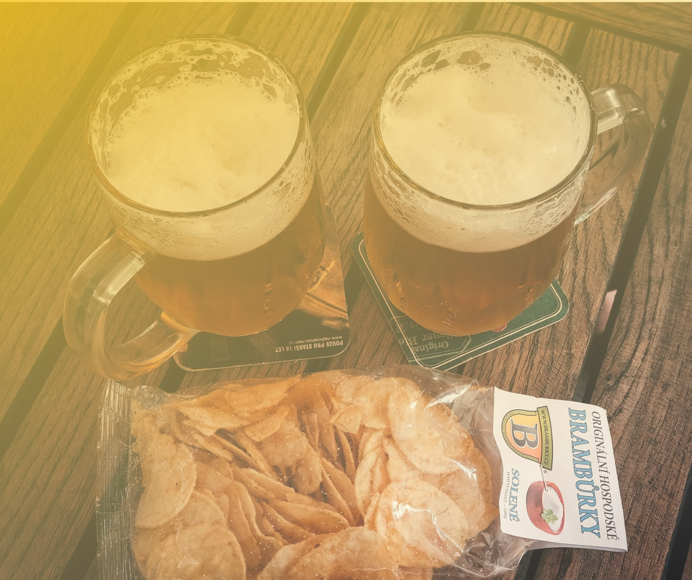 Dvě piva a solné originální hospodské brambůrky.